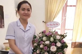 Nữ nhân viên y tế bật khóc khi gặp 2 con lúc đi lấy mẫu trong khu phong tỏa