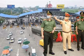 Ùn tắc đường tại các chốt COVID-19: Giải pháp nào hữu hiệu?