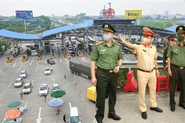 Ùn tắc đường tại các chốt COVID-19: Giải pháp nào hữu hiệu?