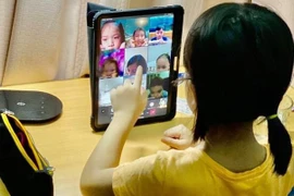 Cha mẹ “khóc - cười” chuyện trẻ lớp 1 học online