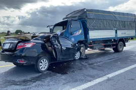 Tông trực diện xe tải, 3 người trên xe con tử vong