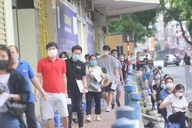 Cận cảnh người dân Hà Nội “rồng rắn” chờ tiêm vắc xin 