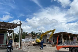 Phá dỡ các ki ốt tại “thiên đường mại dâm” Quất Lâm