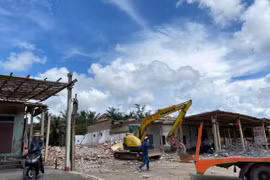 Phá dỡ các ki ốt tại “thiên đường mại dâm” Quất Lâm