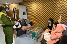 Giữa tâm dịch COVID-19, 6 đôi nam nữ lén lút hát karaoke