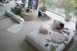 Bà ngoại 64 tuổi dẻo dai đến kinh ngạc khi chăm cặp song sinh của Hà Hồ