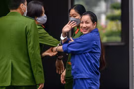 Nụ cười bí ẩn của vợ Đường “Nhuệ” khi bị dẫn giải đến tòa