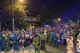 Hàng nghìn người kéo về miền Tây trong đêm, cửa ngõ TPHCM ùn ứ