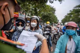 Giấy đi đường kèm xác nhận phường: Gian nan giấy phép nhỏ - to