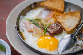 Bánh mì chảo tồn tại hơn 50 năm hấp dẫn bao thế hệ thực khách