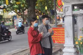 Thi THPT Quốc gia 2021: Sĩ tử đứng cổng Văn Miếu "cầu may"