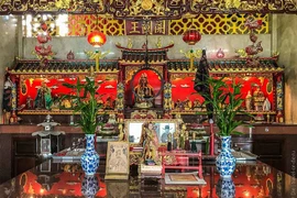 Bàn thờ đặt 4 cây “gọi” Thần Tài, 1 cây tránh xa kẻo điêu đứng