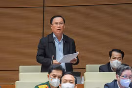 Tại sao thầy cô giáo cấm dạy thêm, bác sĩ lại được làm thêm?