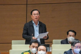 Tại sao thầy cô giáo cấm dạy thêm, bác sĩ lại được làm thêm?