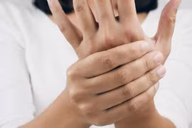 Tại sao khi bẻ các khớp tay lại tạo ra tiếng kêu răng rắc?