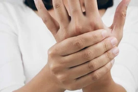 Tại sao khi bẻ các khớp tay lại tạo ra tiếng kêu răng rắc?