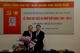 Liên hiệp Hội Việt Nam trao Huy hiệu 40 năm tuổi Đảng cho TS. Lê Xuân Thảo