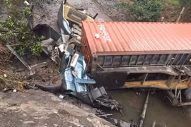 Xe container rơi xuống mương nước, tài xế tử vong thương tâm