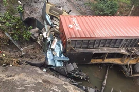 Xe container rơi xuống mương nước, tài xế tử vong thương tâm