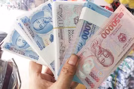 Đổi tiền lẻ kiếm phần chênh lệch trong ngày Tết có bị xử phạt?