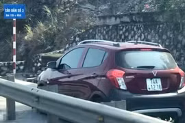 Truy tìm ô tô ngang nhiên đi vào làn đường cấm trên cầu Bãi Cháy