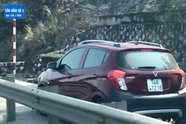 Truy tìm ô tô ngang nhiên đi vào làn đường cấm trên cầu Bãi Cháy