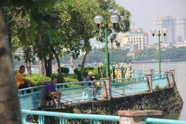 Bất chấp dịch bệnh, “cần thủ” đổ xô đến hồ Tây câu trộm