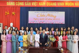 TSKH Phan Xuân Dũng chúc mừng ngày Quốc tế Phụ nữ 8/3