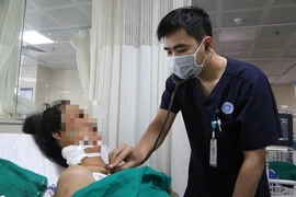 Đang ăn cơm bỗng nhiên đau đầu, chảy máu não ồ ạt