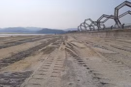 Cty Phương Đông “trộm đất” để san lấp trái phép vịnh Bái Tử Long?