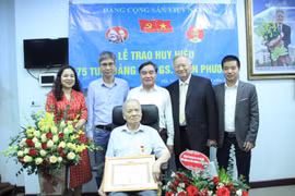 VUSTA trao Huy hiệu 75 tuổi Đảng cho GS Trần Phương