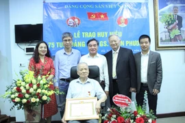 VUSTA trao Huy hiệu 75 tuổi Đảng cho GS Trần Phương