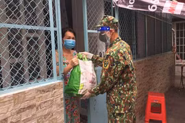 Đi chợ hộ không phải nhiệm vụ chính của lực lượng vũ trang