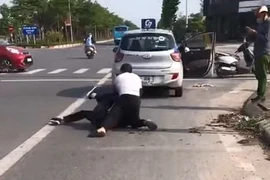 Vụ cướp đâm tài xế taxi: Xác minh người mặc đồ công an đứng gọi điện thoại