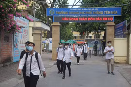 Hà Nội: Phụ huynh đội nắng chờ con đăng ký dự thi tốt nghiệp THPT