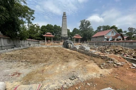 Doanh nghiệp dùng máy xúc san phẳng nhiều mộ liệt sĩ 