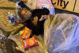 Hình ảnh cám cảnh người vô gia cư TP HCM: Sẽ không còn sau thu dung? 