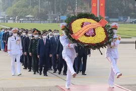 Lãnh đạo Đảng, Nhà nước và các tân đại biểu Quốc hội vào Lăng viếng Bác