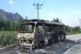 Xe bus bốc cháy dữ dội, hành khách bỏ chạy tán loạn