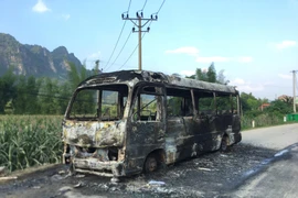 Xe bus bốc cháy dữ dội, hành khách bỏ chạy tán loạn