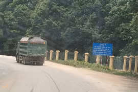 Xe chở quá tải tung hoành tuyến đường phía Tây Hà Nội