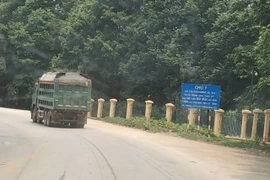 Xe chở quá tải tung hoành tuyến đường phía Tây Hà Nội