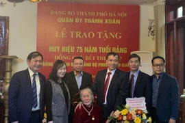 Trao Huy hiệu 75 năm tuổi Đảng cho đảng viên Bùi Thị Thấp