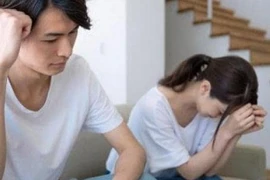 Mỗi tháng đưa vợ 20 triệu mà khi hỏi tới chẳng còn xu nào