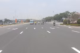 Đường đua F1 xuất hiện vạch kẻ đường, người tham gia giao thông bối rối