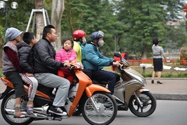 Vắng bóng CSGT, người dân “vô tư” vượt đèn đỏ ngày Tết