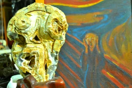 Độc lạ khối đá mã não tự nhiên hình dáng cực dị