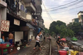  Cuộc sống “bình thản bên tử thần” ở phố đường tàu