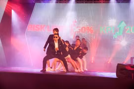 Phó TGĐ U60 VPBank nhảy điêu luyện gây choáng