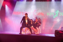 Phó TGĐ U60 VPBank nhảy điêu luyện gây choáng